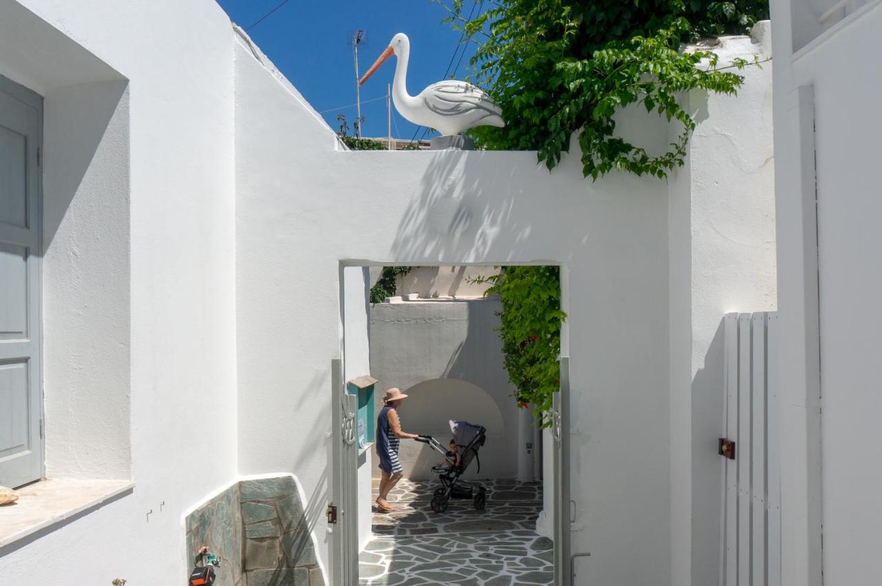 Pelican Paros Esterno foto